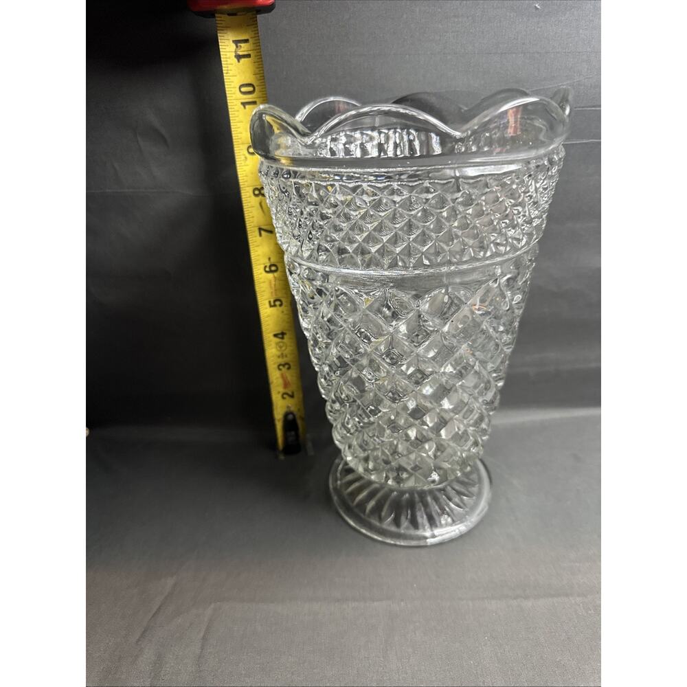 Vintage Anchor Hocking WEXFORD Footed Scalloped 10" Large Flower Vase - Picture 5 of 5
